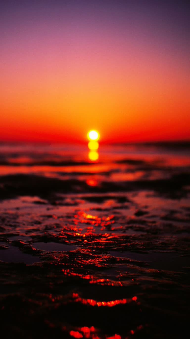 这是海浪上日落的图像
