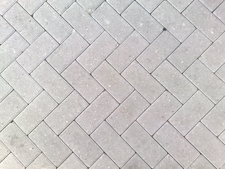 这是一张带有红色消防栓的瓷砖地板的图像