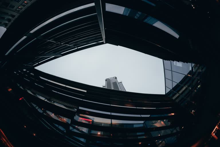 这是一张从地面上看建筑物的图像