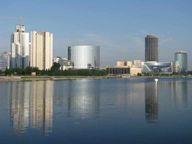 背景是一大片水域,背景是建筑物