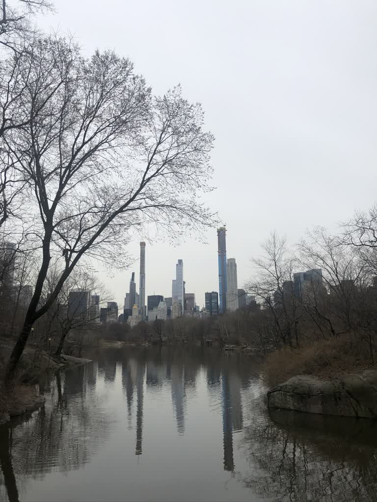 有一大片水域,背景是一座城市