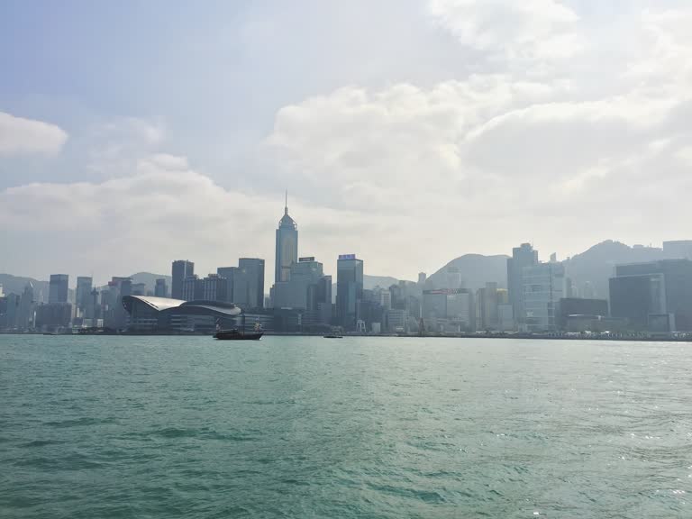 有一大片水域,背景是一座城市