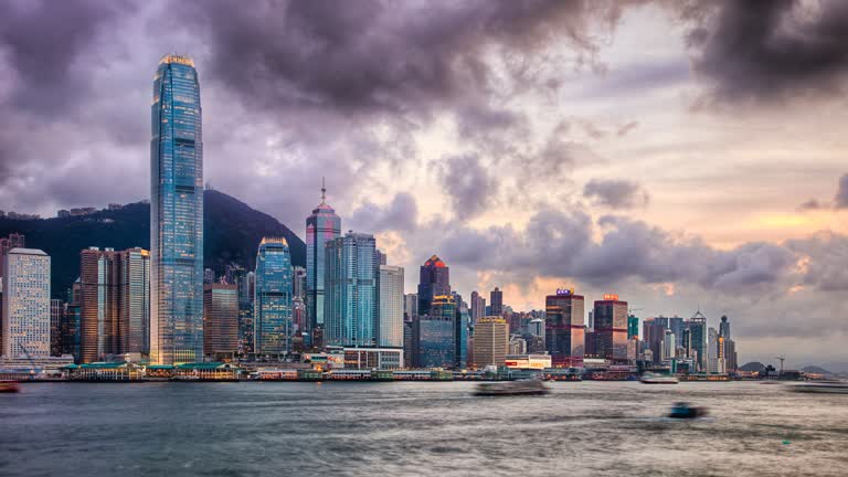 有一大片水域,背景是一座城市
