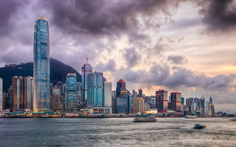 有一大片水域,背景是一座城市