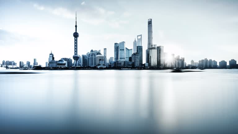 有一大片水域,背景是一座城市