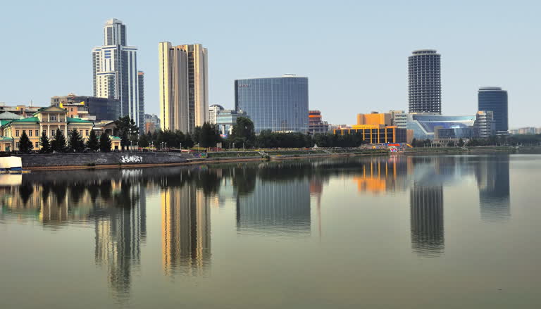 有一大片水域,背景是一座城市