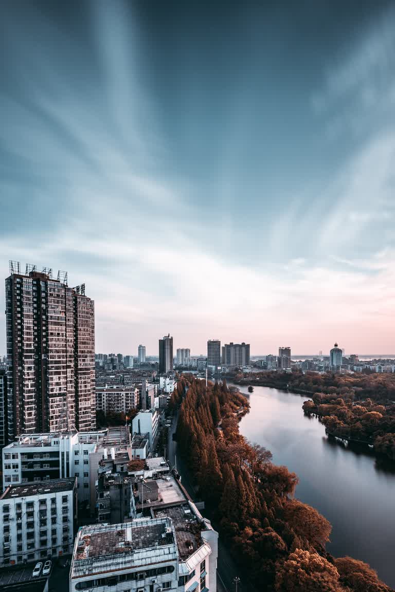 一座城市中心有一大片水域