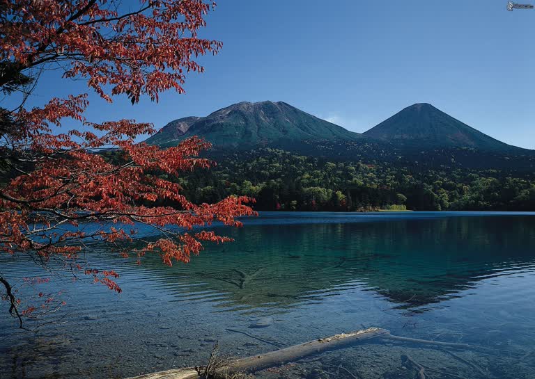 有一大片水域,背景是一座山
