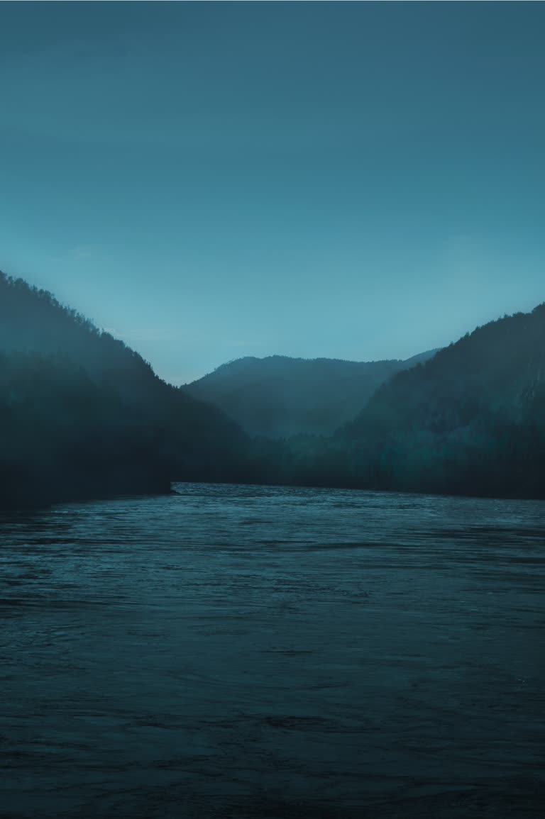 有一大片水域,背景是一座山