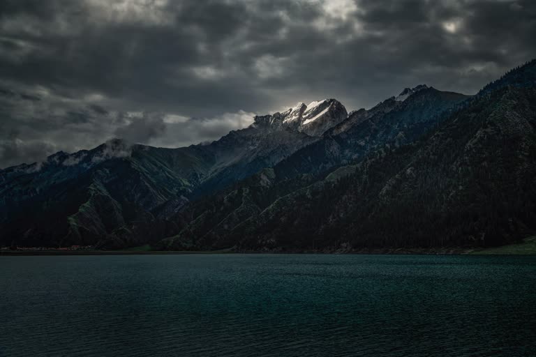 有一大片水域,背景是一座山