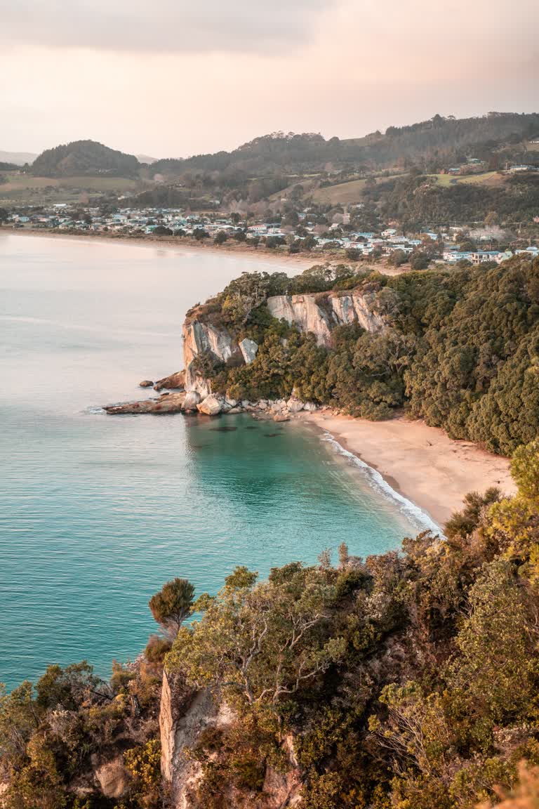 海滩旁边有一大片水域