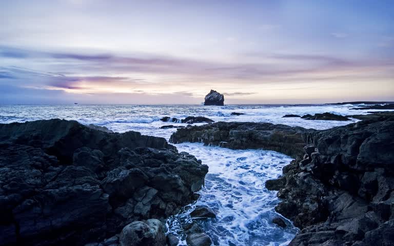 岩石海岸旁边有一大片水域