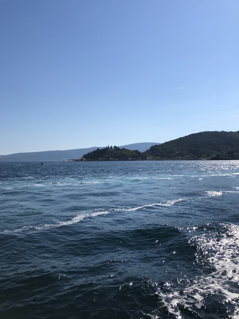有一个大片水域,背景是一个小岛