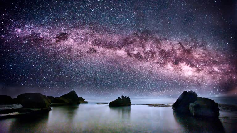 夜空下有一大片被岩石包围的水域