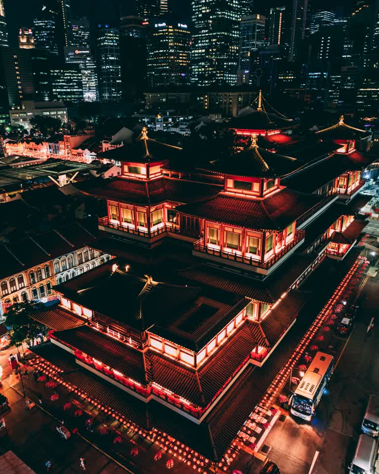 夜晚的城市里有一栋红色屋顶的大楼
