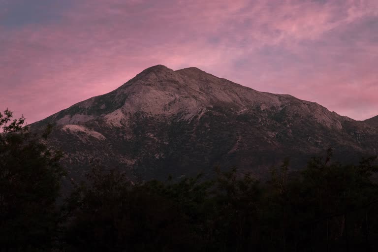 背景是一座粉红色天空的大山