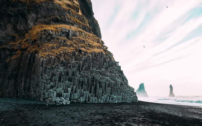 海边的海滩上有一大块岩层