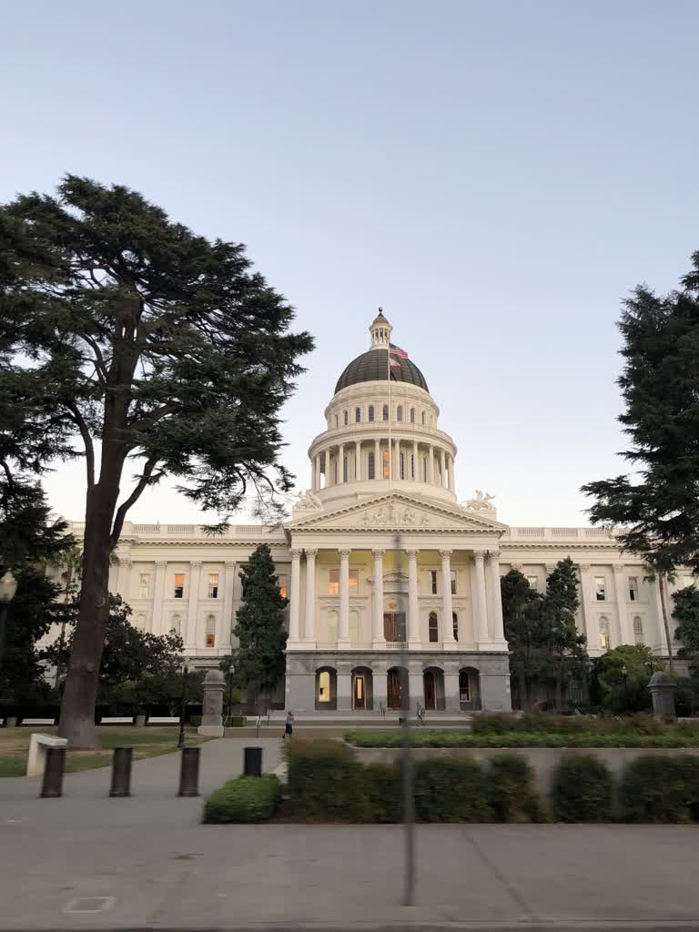 有一栋白色的大建筑,上面放着一个时钟