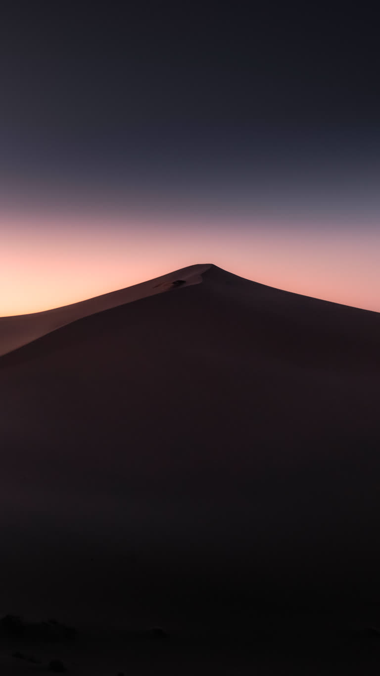 夕阳时分,沙漠中央有一座孤山