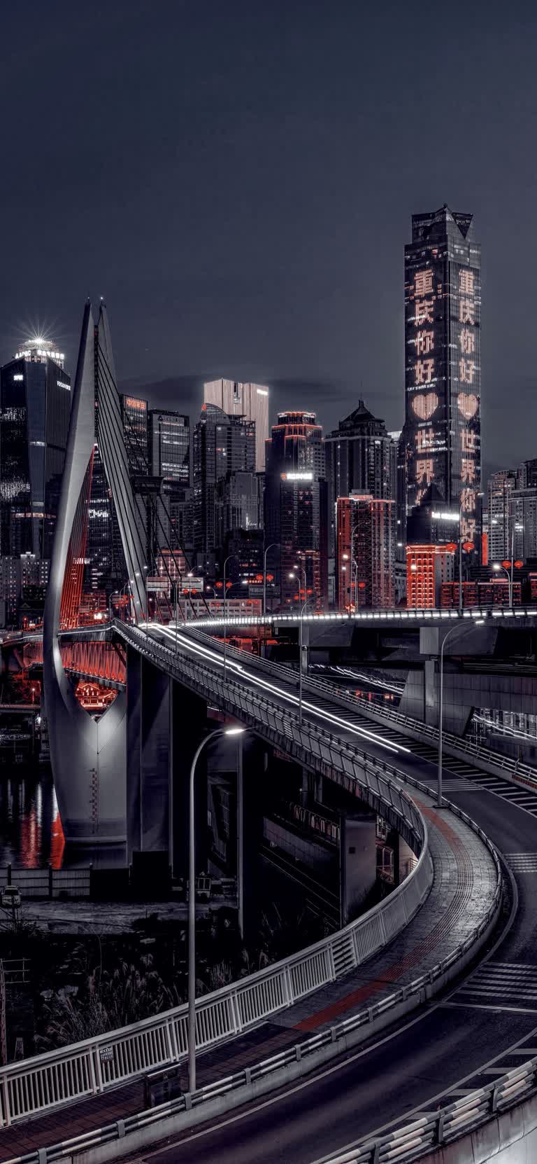 夜晚的城市上有一座很长的桥