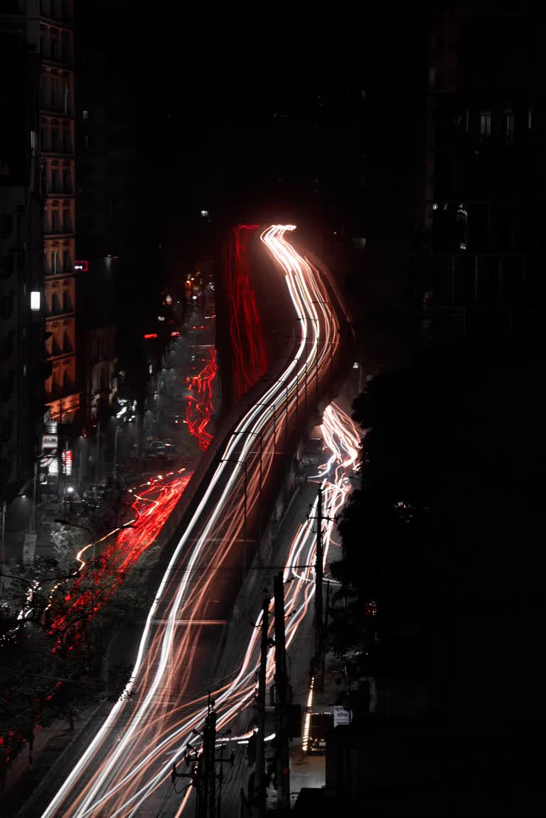 有一张夜晚城市街道的长曝光照片