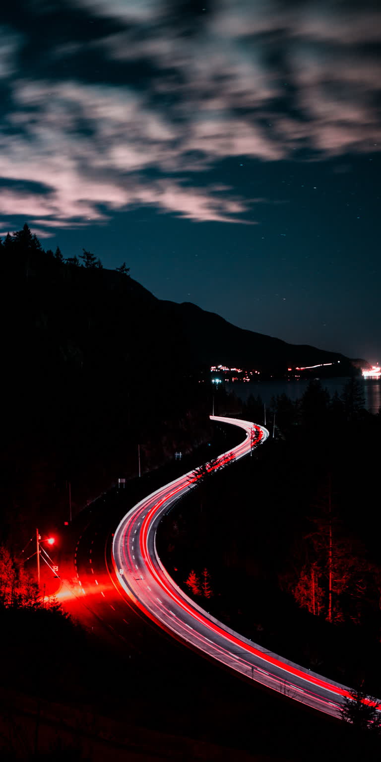 有一张夜晚高速公路的长曝光照片