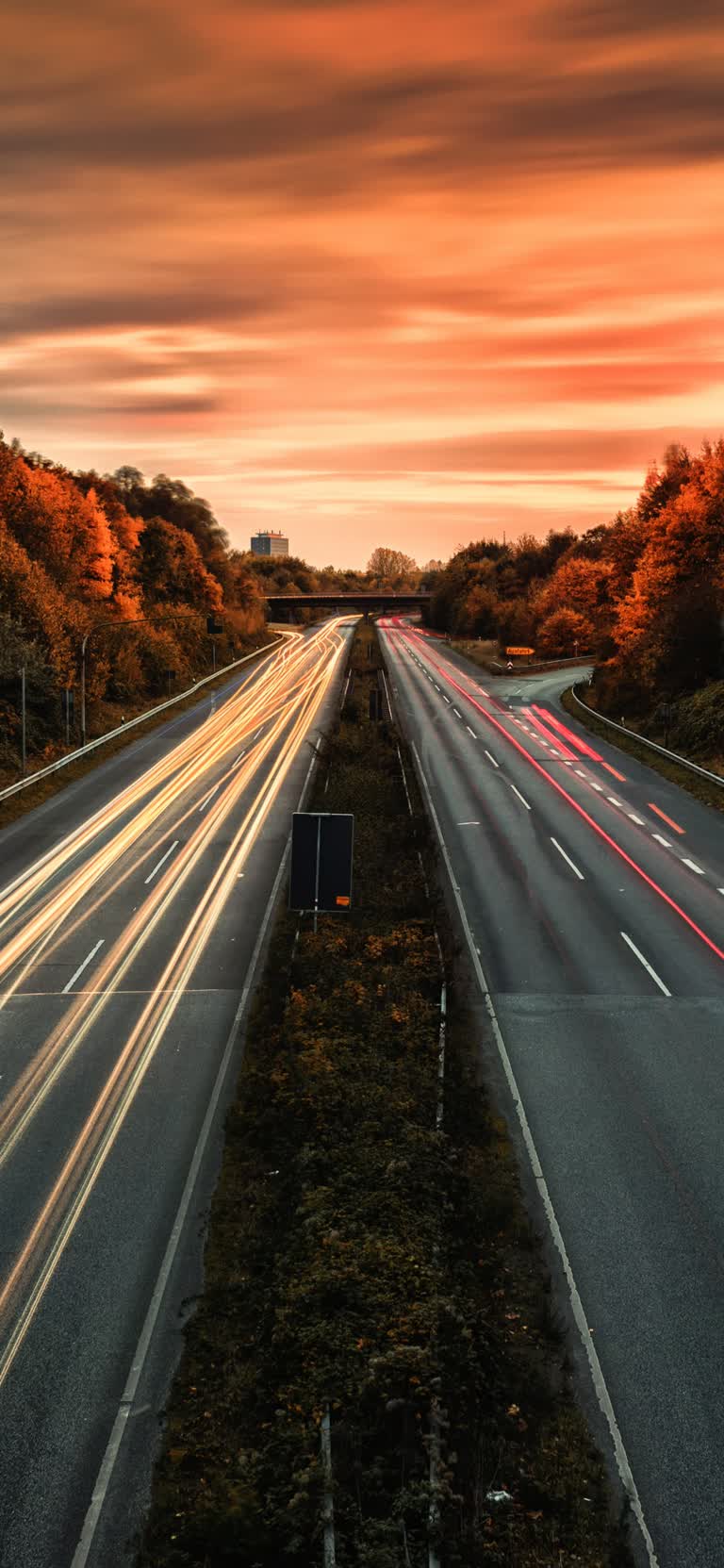 有一张日落时分高速公路的长曝光照片