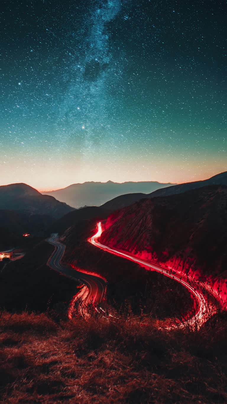 有一张夜间山路的长曝光照片