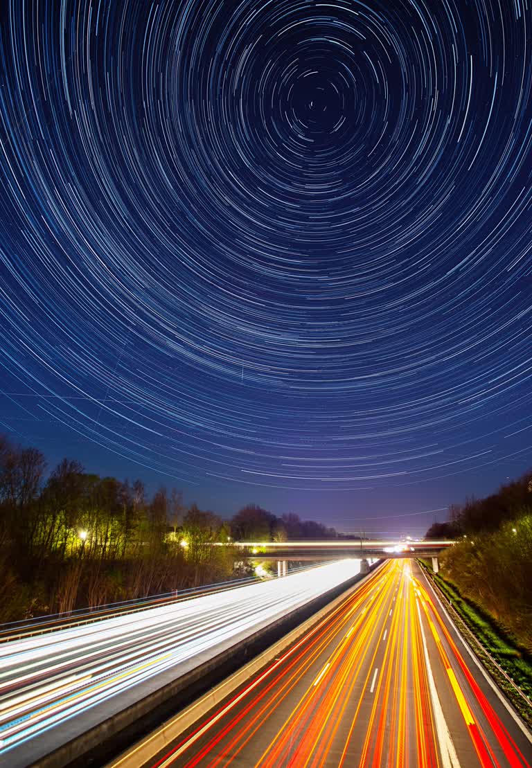 有一张高速公路上空夜空的长曝光照片