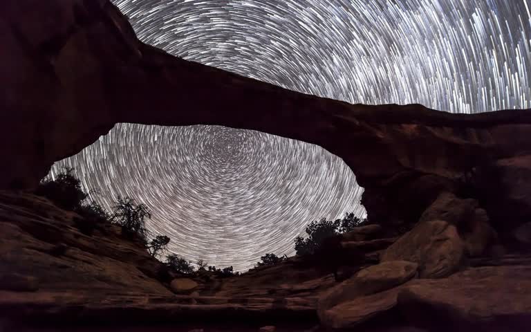 有一张很长的曝光照片,天空中有一条星轨