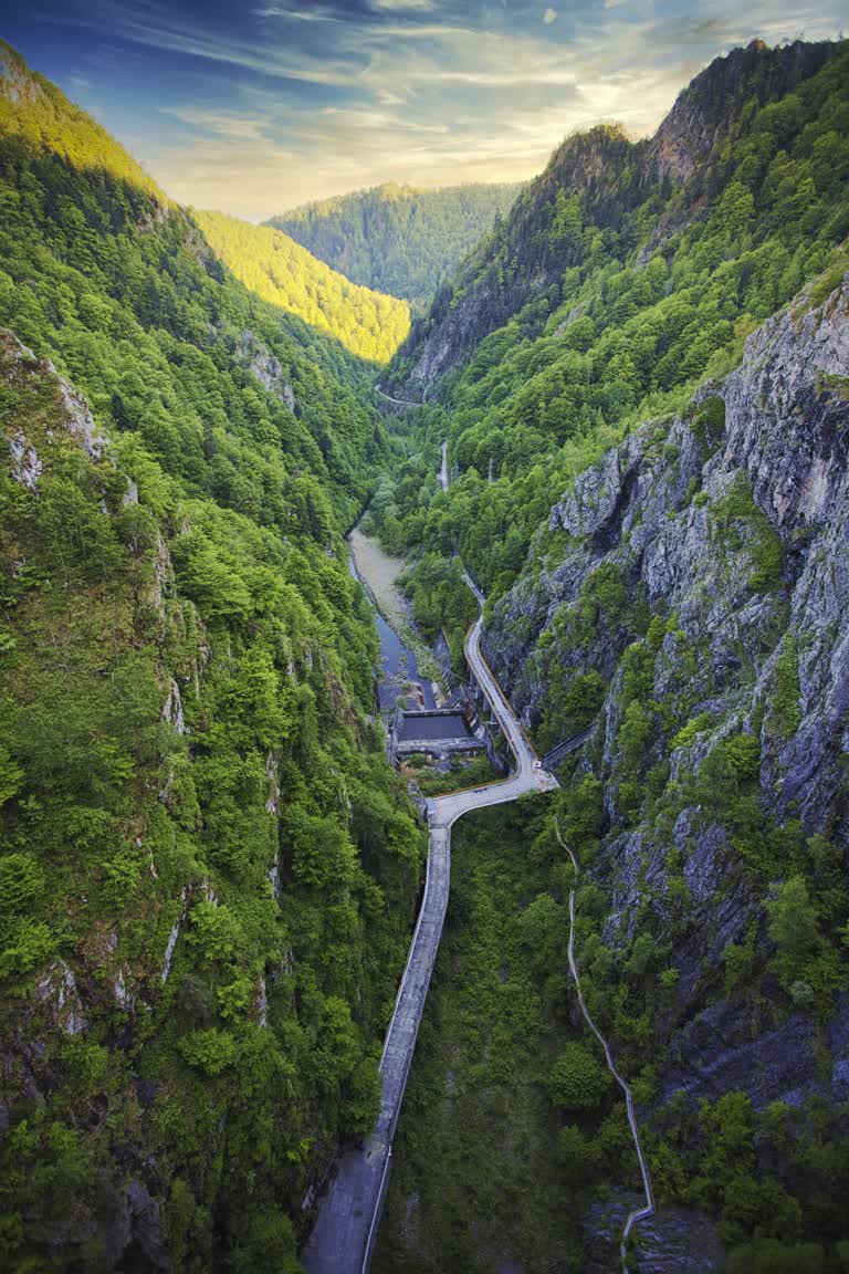 有一条狭长的路穿过山谷