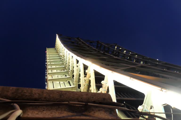 夜里仰望蓝天的桥顶