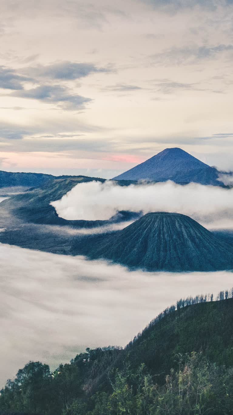 山上有很多云层