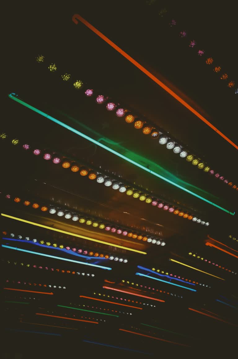 黑暗中有很多灯亮着