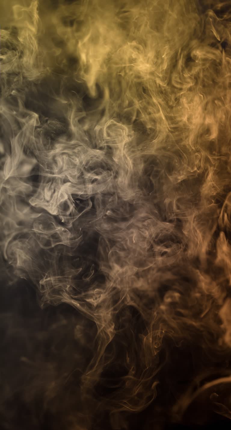 黑色背景上空气中弥漫着大量烟雾