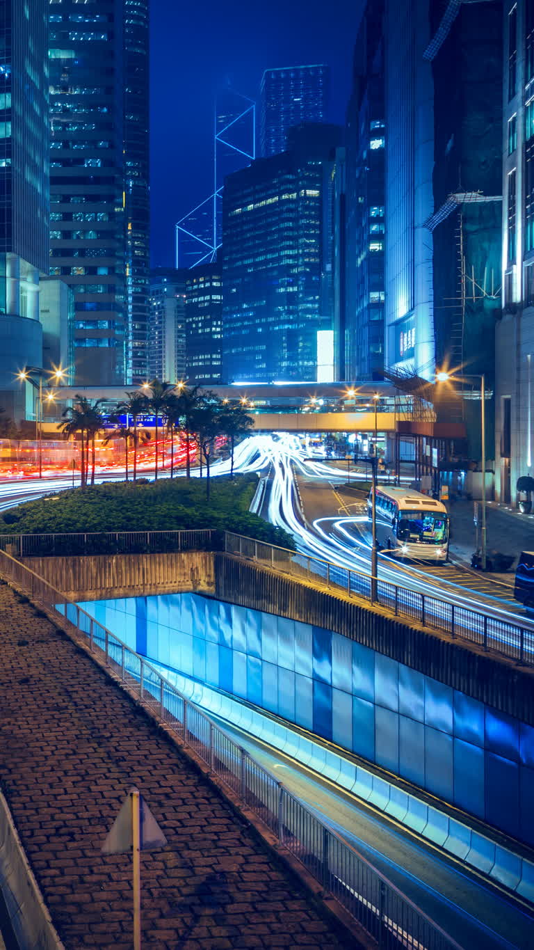 晚上沿着街道行驶的车流很多