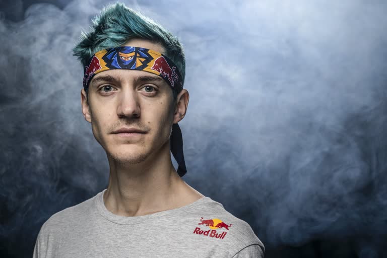有一个头戴头巾的男人摆姿势拍照