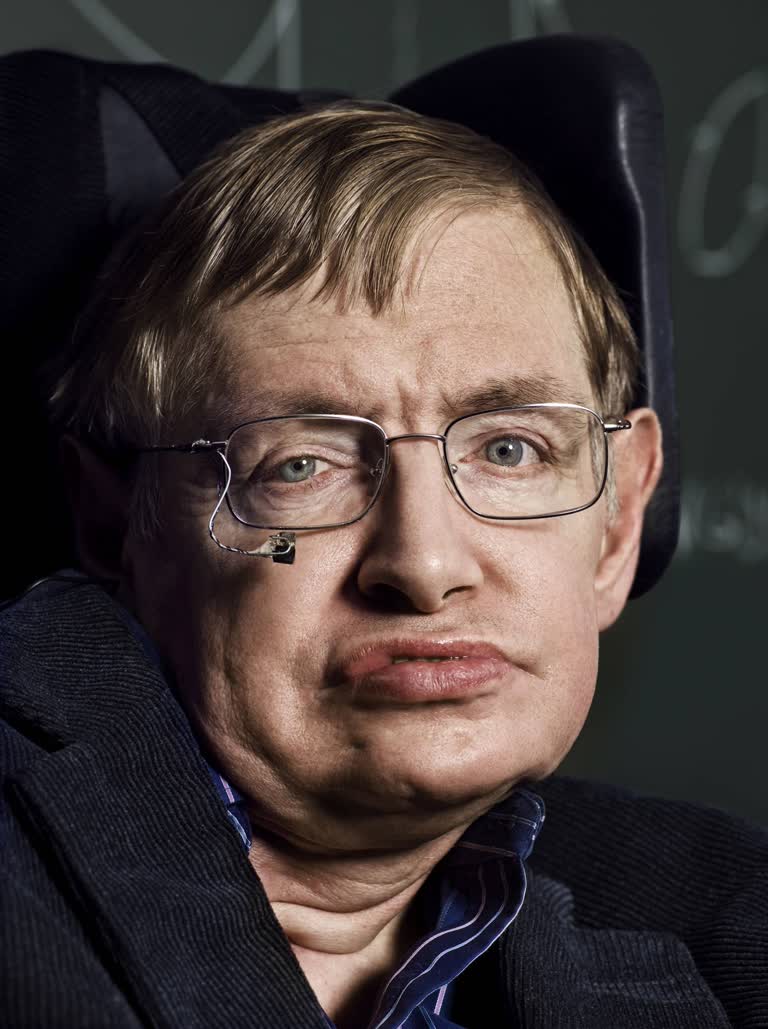 有一个戴眼镜的男人坐在黑板前的椅子上