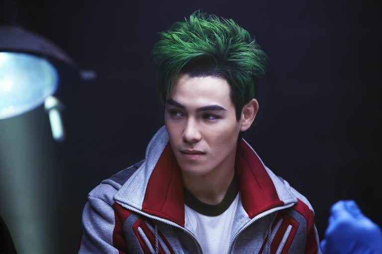有一个绿头发,穿着红白夹克的男人