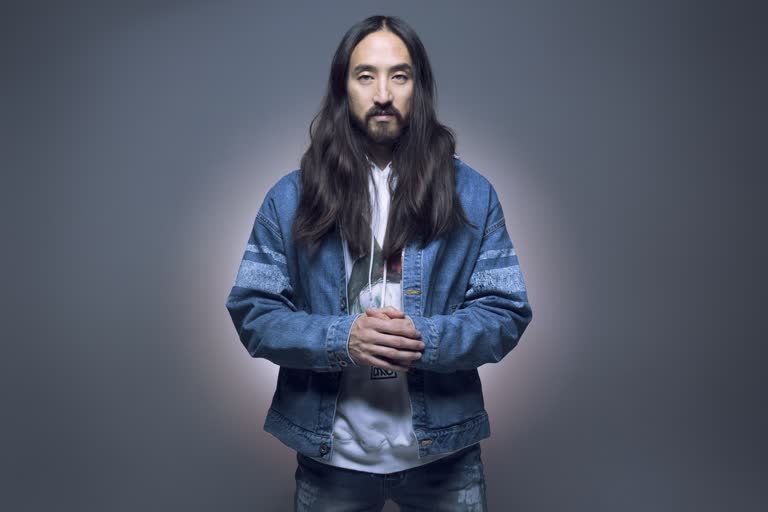 有一个长发留胡子的男人穿着夹克