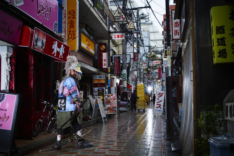 有一个男人骑着滑板在城市街道上行驶