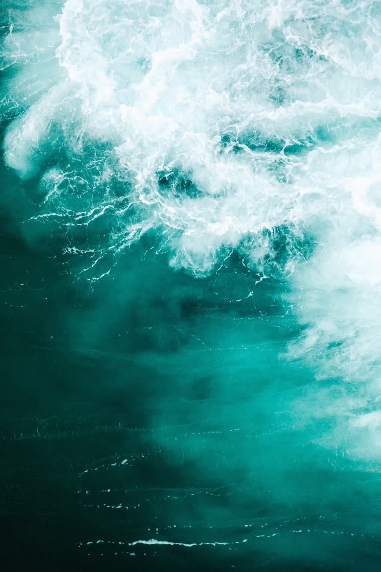 有一个男人在海里的波浪上骑着冲浪板