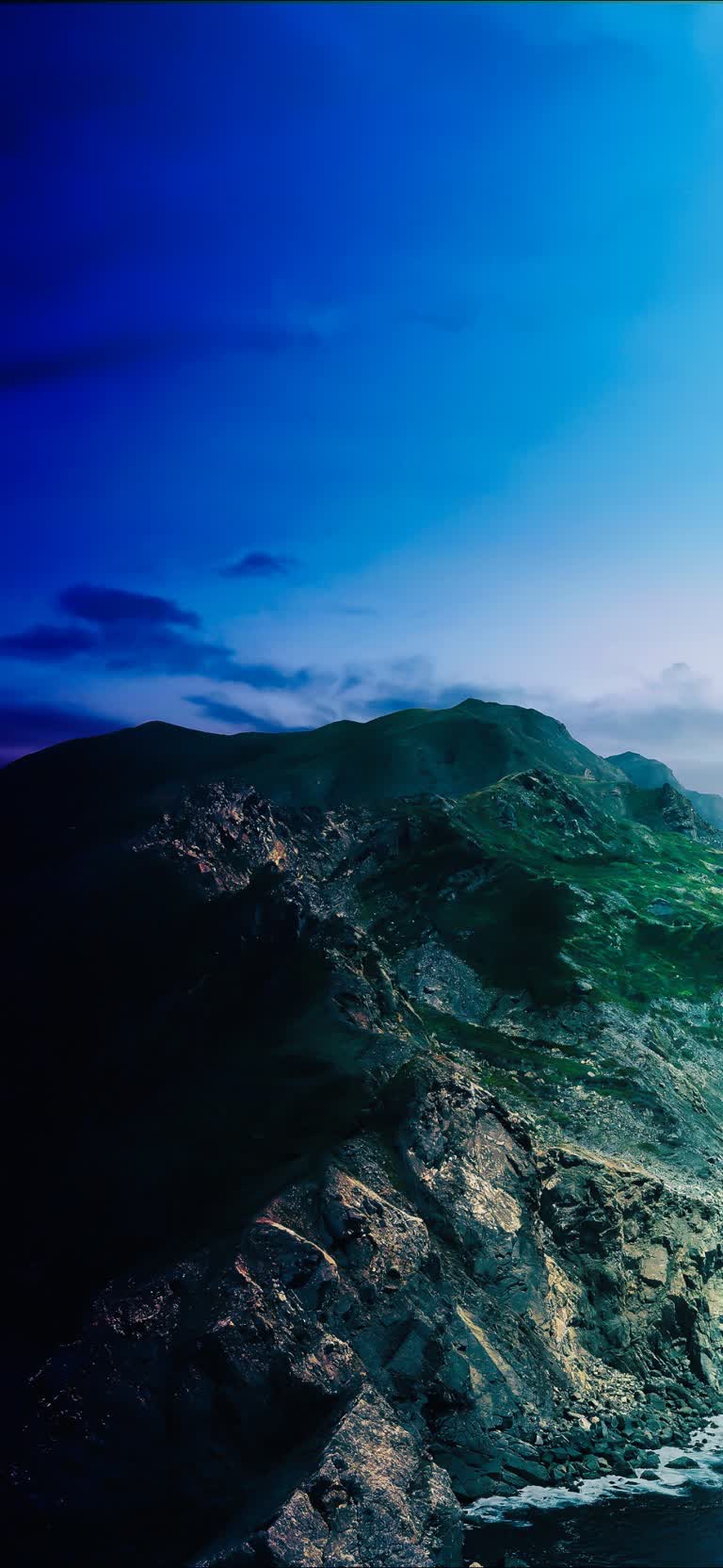 有一个男人在海里的波浪上骑着冲浪板