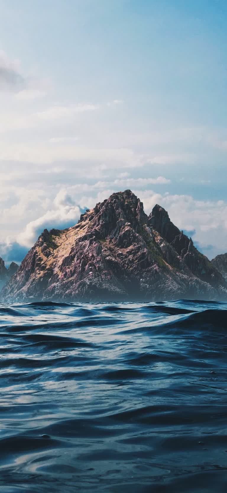 有一个男人在海里的波浪上骑着冲浪板