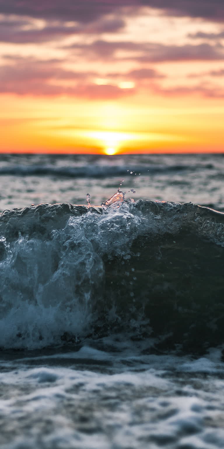 有一个男人在海里的波浪上骑着冲浪板