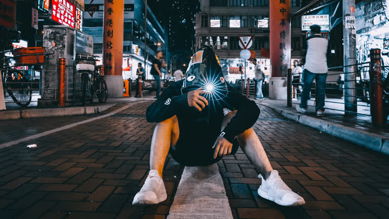 有一个男人坐在街道中央的长椅上