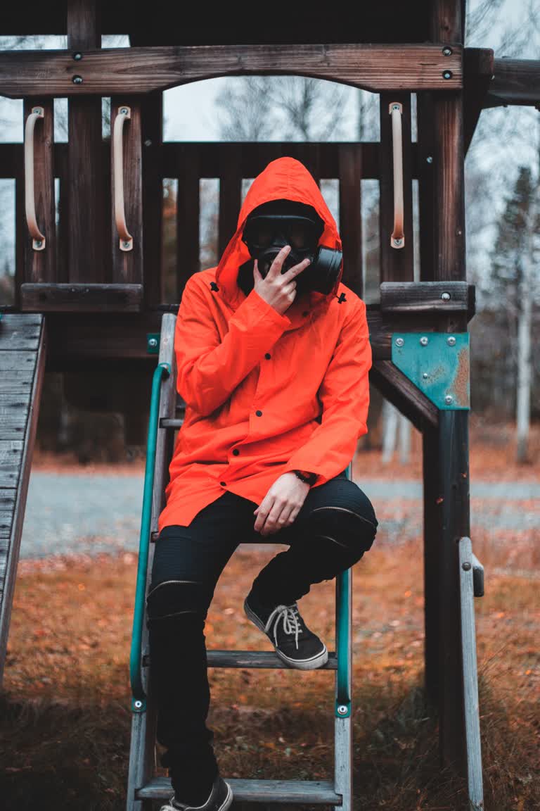 有一个男人坐在椅子上打电话