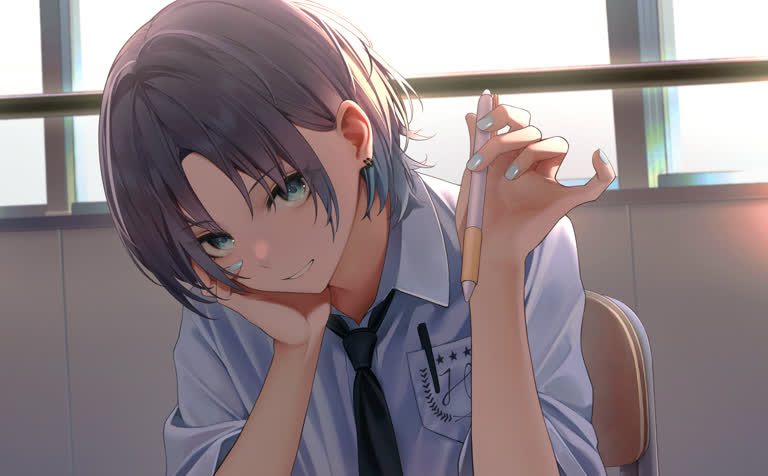 有一个男人坐在桌子旁,手里拿着一个玻璃杯