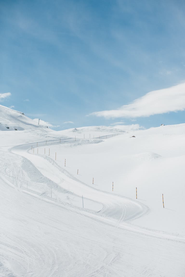 有一个人正在雪地里滑雪下山