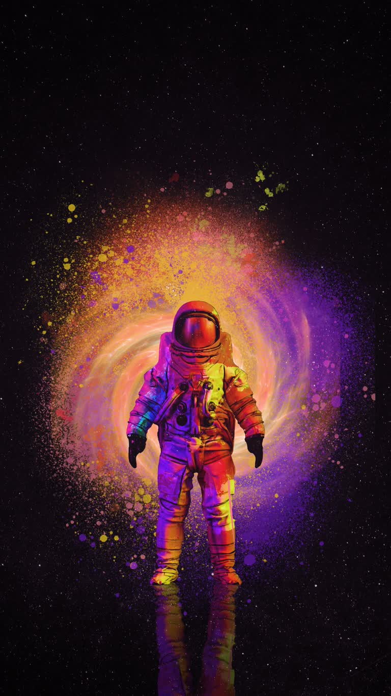 一个穿着宇航服的男人站在一个螺旋前